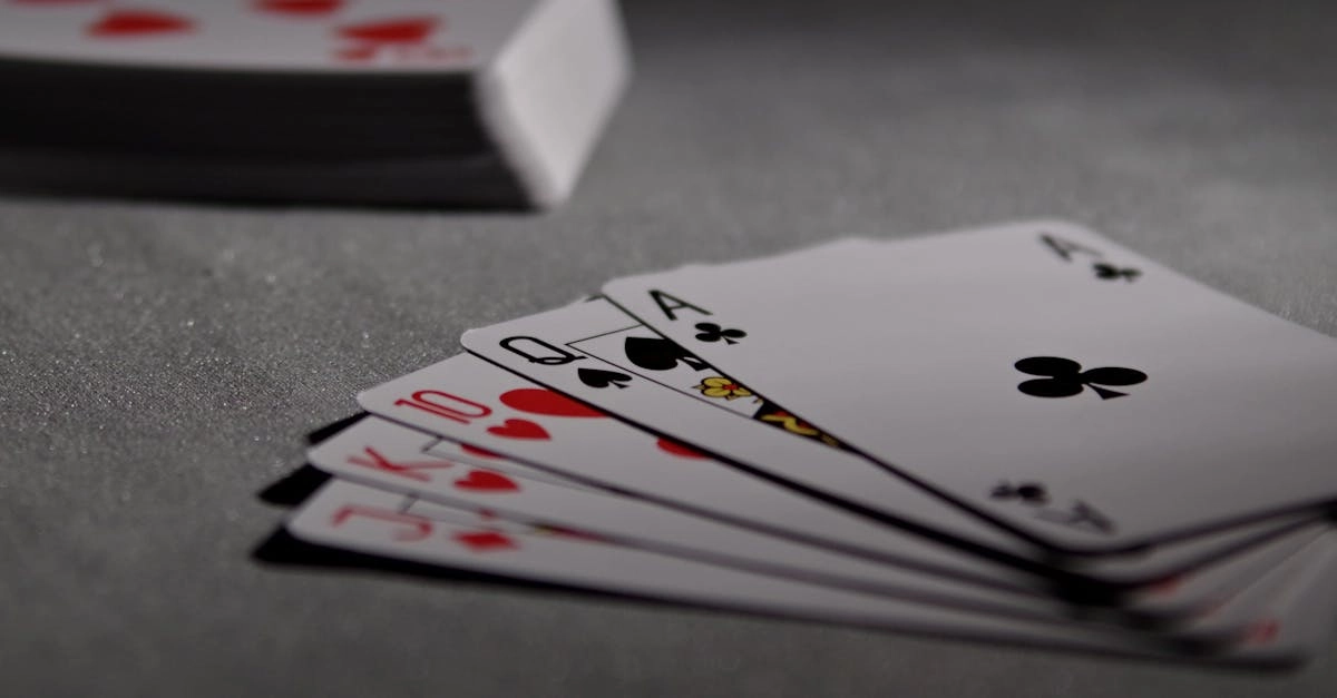 Карты и фишки для игры в блэкджек на зеленом столе казино